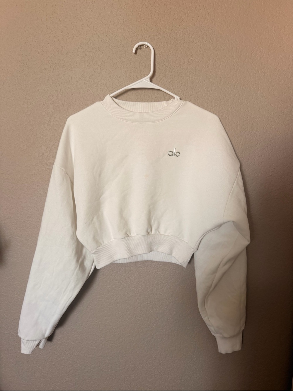 Alo Yoga Ivory Cropped Accolade Crewneck